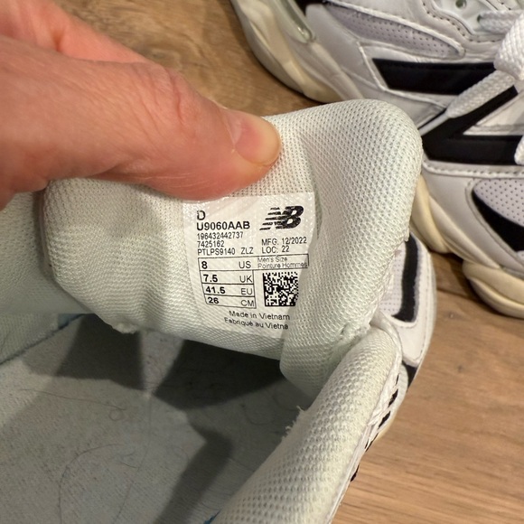 New balance women’s size 9 1/2  9060 White and Black Athletic Sneakers - Picture 3 of 3